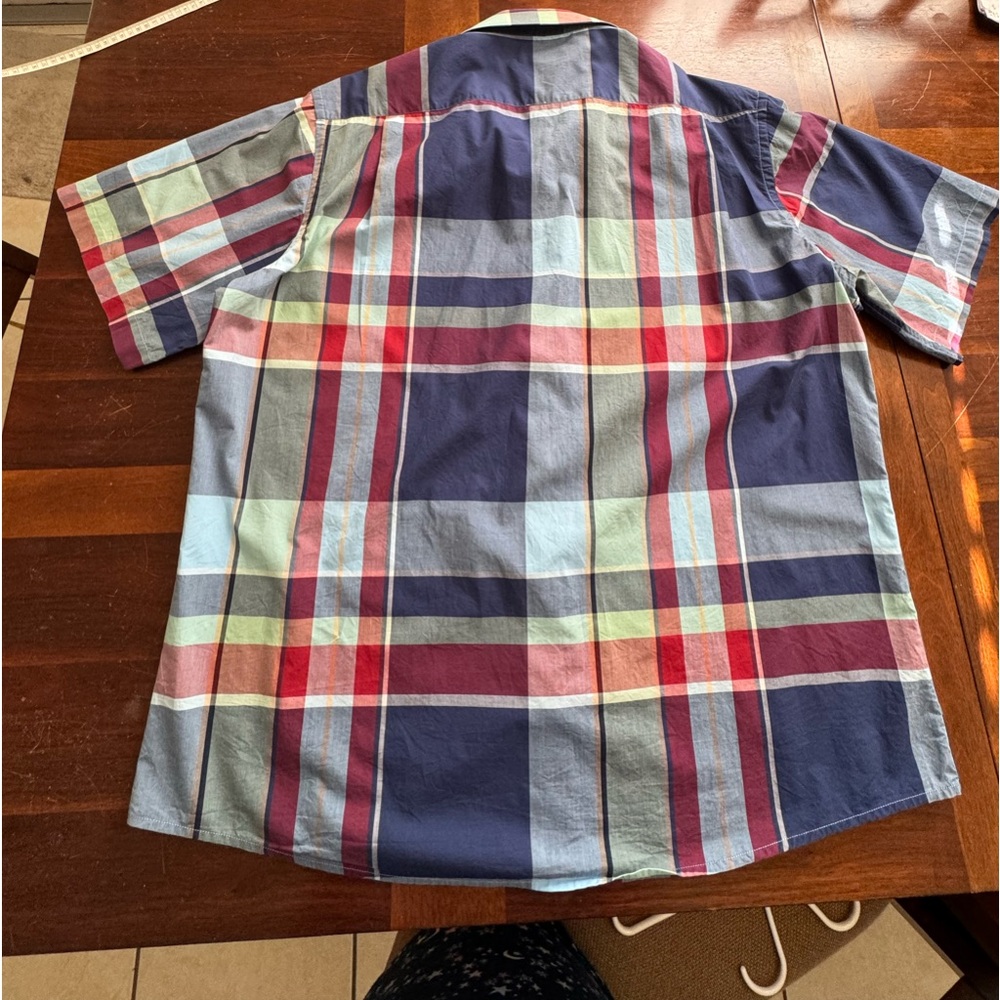 Men’s casual button down shirt. Size is XXL and in great condition.